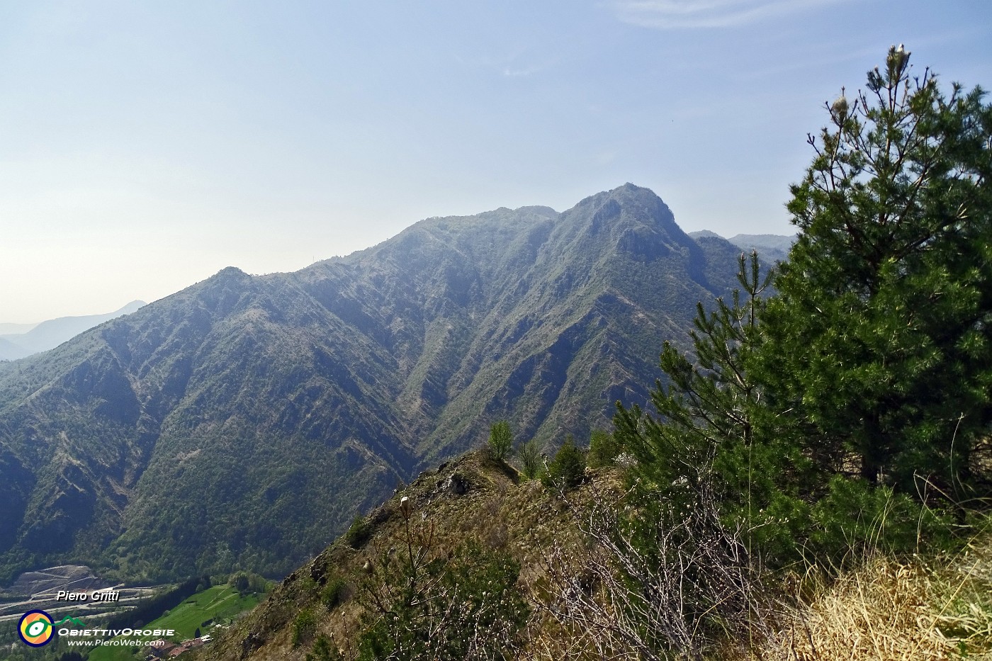 37 Vista verso il Monte Zucco.JPG -                                